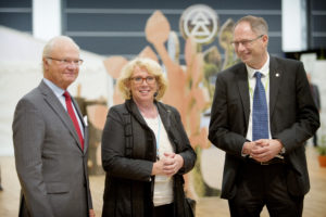 From left: H.M. King Carl XVI Gustav of Sweden , Lena EK, Chairman of the Södra Board and Jonas Eriksson, plant manager. Kungen